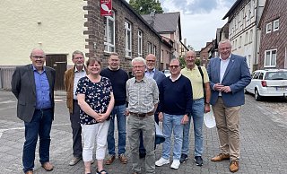 Volker Rodermund (Stadt Höxter, v.l.), Claus Rüdiger Arnold, Heidrun Larusch-Gettings (Aktion Silberfisch), Jochen Freede, Anton Linzner, Reinhard Dübbert, Klaus Filipponi, Roman Czornik und Bürgermeister Daniel Hartmann freuen sich auf das "Med-Café". - Stadt Höxter
