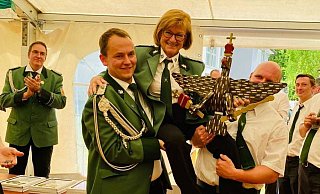 Auf den Schultern des Rottmeisters Lars Herdick und Benedikt Prohn nahm Ursula Grewe den Vogel entgegen. - Schützen Bökendorf