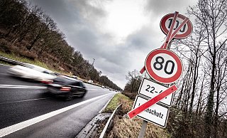 Der Verkehrsclub Deutschland beklagt, dass der Landesbetrieb Straßen NRW die Umsetzung von Tempo 80 tags und 60 km/h nachts blockiert und mit Schildern wie diesen sogar suggeriere, es gäbe auf dem Bielefelder OWD ein Zurück zu Tempo 100. - Mike-Dennis Müller / www.mdm.photo