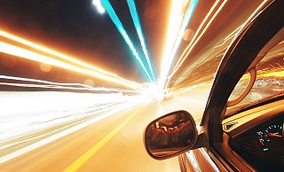 Achtung Geisterfahrer! Zu viert saßen die jungen Leute in dem Geländewagen und fuhren auf der A33 in die falsche Richtung. - Symbolfoto: pixabay / Creative Commons