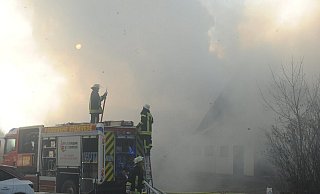 Ein Großbrand auf einem Bauernhof hat die Feuerwehr beschäftigt. - Joern Spreen-Ledebur