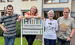 HAWK-Absolventin Antonia Siebert (2. v. l.) zeigt sich zusammen mit Patrick Schatz, Brigitte Johannes und Andreas Wasilke (alle Bewohnerinnen und Bewohner vom „Haus an der Weser“). - HAWK