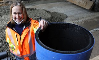 Susanne Brants neben einem der stattlichen Rohre der Hauptwasserleitung mit 40 Zentimetern Durchmesser, die vor zwei Jahren in der Steinstraße verlegt wurden. - Jörg Stuke