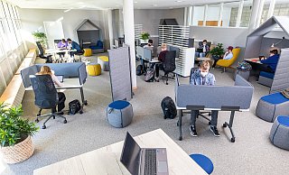 Ob die Kinder und Jugendlichen im Selbstlernzentrum der Schule mit oder ohne Maske an den verschiedenen Sitz- und Arbeitsmöglichkeiten sitzen, können sie selbst entscheiden. - Febrü