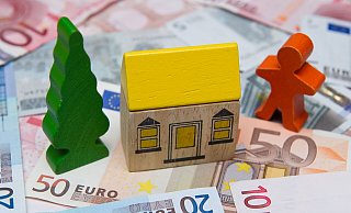 Zur Neuberechnung der Grundsteuer muss für jeden bebaute oder forstwirtschaftliche Fläche eine Erklärung eingereicht werden. Das gilt auch für Grundstücke im Besitz der Kommunen im Lübbecker Land. - Patrick Pleul/dpa