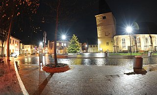 Der Platz an der St.-Johannis-Kirche in Rahden ist das Zentrum der Stadt. Während der Ausgangssperre um Weihnachten leuchtete der Weihnachtsbaum einsam und verlassen auf dem Kirchplatz. - Joern Spreen-Ledebur