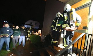 Mitschüler aus dem Jahrgang von Daniel Schwarzes Tochter halfen in der Übung dabei, die Einsatzkräfte der Löschgruppe Holsen zu behindern und abzulenken, wo es nur möglich war. Die künftigen Atemschutzgeräteträger trainierten hier schon das Tragen der Ausrüstung, bevor sie den Lehrgang besuchen. Fotos: Gerald Dunkel - Gerald Dunkel