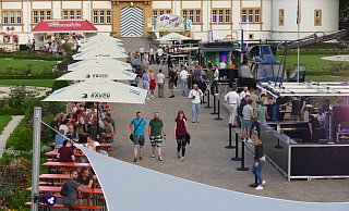 In eine großzügige Thekenlandschaft verwandelt hat sich der Neuhäuser Schlosspark. - Raphael Bopp