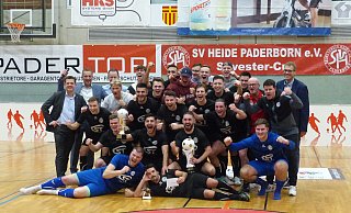 Die Fußballer des Bezirksligisten Hövelhofer SV feiern im Sportzentrum Maspernplatz ihren Sieg beim 33. Silvester-Cup. - Jochem Schulze