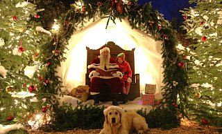 Vor dieser Bühne endet für die Kinder die Reise durch den Weihnachtszauberwald mit einem Besuch beim Weihnachtsmann. Anschließend finden sie im Lebkuchenhaus ihre Geschenke. - Ilka Gülker