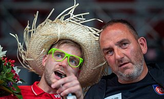 Ein Herz und eine Seele: Bei der Heidenheimer Saisonabschlussfeier am 15. Mai 2022 hatten sich Robert Leipertz und Cheftrainer Frank Schmidt einiges zu erzählen. Leipertz wartete dabei mit einem schmucken Strohhut und gewagter Brille auf. - Imago Images