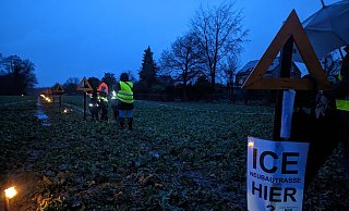 Bürgerprotest in Elverdissen: Gegner der Trasse haben die Strecke auf einem Rapsfeld gekennzeichnet. - Susanne Blersch