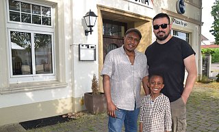 Yahouza Moukaila (v. l.), sein Sohn Imam und Gökhan "Göki" Samari vor der Gaststätte an der Bielefelder Straße, Bald wollen sie hier ihr "Ristorante del Piero" eröffnen. - Mareike Patock