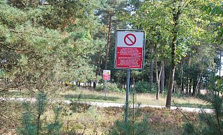 An der Panzerringstraße in der Moosheide weisen Schilder auf das militärische Sperrgebiet hin. - Sigurd Gringel