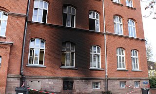 Das Feuer entwickelte sich auf der Rückseite des Hauptgebäudes des Pelizaeus-Gymnasiums. - Holger Kosbab