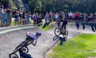 Ein solcher Pumptrack soll in den kommenden Monaten im Siel entstehen - vielleicht locken die Sportler dann genauso viele Zuschauer an. - Robert Becker