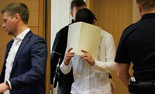 Der 24-jährige Angeklagte (weißes Hemd) kommt mit seinem Verteidiger Björn Freitag (l.) in den Gerichtssaal. - Friso Gentsch