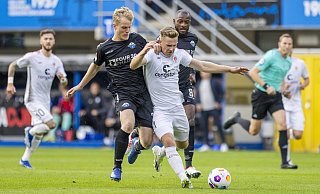 Im Hinspiel hatte Mattes Hansen (l.) auch St. Paulis Stürmer Johannes Eggestein recht gut im Griff. Nun hofft der 19-jährige SCP-Akteur auf eine neue Bewährungschance im Rückspiel. - IMAGO/Moritz Müller