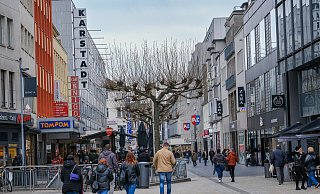 Wie es mit der City-Entwicklung weitergeht, wird auch von der Zukunft des Karstadt-Hauses an der Bahnhofstraße abhängen. - Andreas Zobe