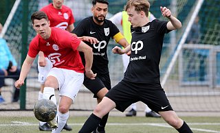 Fußball-Landesliga: FC Bad Oeynhausen - Hövelhofer SV 2:2. FCO-Stürmer Robin Reimer (rechts) kommt hier einen Schritt zu spät gegen Philipp Klaus. - Egon Bieber