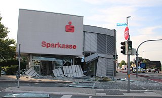 Die Beamten in Gütersloh warten aktuell auf die Kriminaltechnische Untersuchung (KTU) aus Bielefeld; danach muss die Verler Straße aufwendig gesäubert werden. - Thorsten Heß