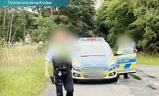 Ein Beamter der Kreispolizeibehörde Gütersloh soll dabei unverhältnismäßig hart gegen ein Kamerateam vorgegangen sein. - Screenshot/Sat.1