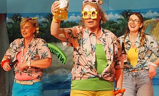 „Drink doch ene mit“, lud das FKK-Trio die närrischen Damen ein. - Josef Köhne