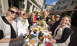 Wurst, Käse und Eier, Dips, frische Tomaten, Kaffee, O-Saft, Sekt & Co. verlocken am Sonntag beim „Kaffeeklatsch“. Und das ist längst nicht alles. - Oliver Krato