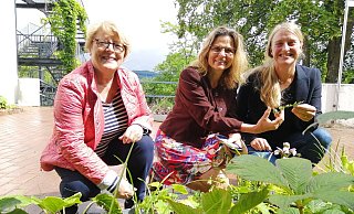 Karin Remmert (Werbegemeinschaft; v. l.), Ute Aland (TH OWL) und Katharina Vötter (Werbegemeinschaft) freuen sich auf die Kooperation im Jahr der Landesgartenschau. - Burkhard Battran