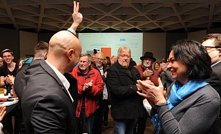 Der künftige Minden-Lübbecker Landrat Ali Dogan wurde am Sonntagabend im Mindener Kreishaus von seinen Anhängern gefeiert. - Joern Spreen-Ledebur