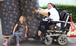 Ihr elektrischer Rollstuhl ermöglichte es Schwester Annette Stuff, am Leben teilzunehmen – wie bei einer Aufräumaktion der Caritas vor vier Jahren. Vergangenes Wochenende wurde ihr Rollstuhl gestohlen. - Detlef Mueller/privat © Alle Rechte vorbehalten