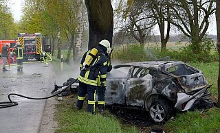 Für die Insassen dieses Toyotas - ein Ehepaar - kam bei einem tödlichen Unfall in Salzkotten im Kreis Paderborn jede Hilfe zu spät. - Ralph Meyer
