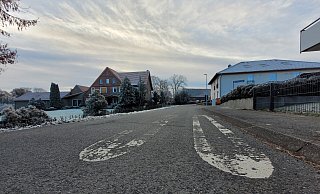 An der Stettiner Straße ist das relativ neue Wohngebiet entstanden. An Tempo 30 halte sich dort kaum jemand, moniert ein Bünder. Er hat per Antrag die Politik dazu gebracht, sich mit den Forderungen nach weiteren Maßnahmen zur Geschwindigkeitsreduzierung zu beschäftigen. - Florian Weyand