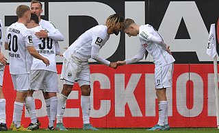Gestatten, Cyrill Akono – angenehm, Nico Ochojski. Die beiden Torschützen des SC Verl gratulieren sich gegenseitig zu ihren Treffern beim 2:1-Heimerfolg über den FC Ingolstadt 04. - Jens Dünhölter