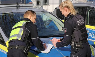 Christoph Selle (40) und Helena Reincke (24) fahren gemeinsam auf Streife in Bad Oeynhausen. - Ulf Hanke