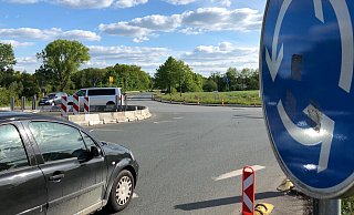 Der provisorische Kreisverkehr auf der Ostwestfalenstraße steht vor seinen letzten Wochen. Jetzt wird die ebenfalls durch ihn durchführende Oerlinghauser Straße gesperrt. - Thomas Reineke