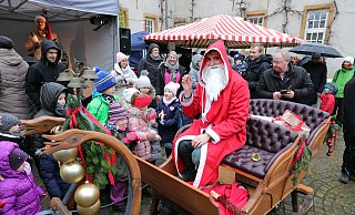 So wie hier vor drei Jahren ist der Nikolaus beim Weihnachtsmarkt auf Gut Bustedt mit dabei. Foto: Frank-Michael Kiel-Steinkamp - Frank-Michael Kiel-Steinkamp