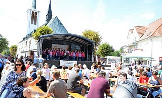 Die letzte Auflage der "Summertime" auf dem Holter Kirchplatz war 2019 gut besucht. - Karin Prignitz
