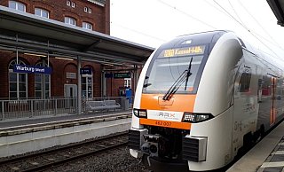 Ein RRX am Bahnhof in Warburg: Der Zug fährt nicht mehr nach Düsseldorf, sondern endet in Hamm. - Simone Flörke
