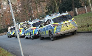Einsatzfahrzeuge der Kreispolizeibehörde in der Bünder Innenstadt. - Jan-Henrik Gerdener
