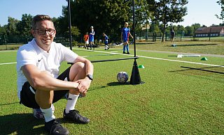 Marc Kalthöfer, 35 Jahre alt, hat die Fußballakademie "NextStep" in Gütersloh gegründet. Derzeit werden rund 50 Nachwuchsfußballer von ihm trainiert. - Christian Geisler