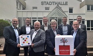 Sascha Hofmann (v. l.), Michael Meier, Martin Knorrenschild, Heinrich Gabriel, Hermann Temme, Jens Härtel, Michael Stolte und Jürgen Behlke laden in die Stadthalle ein. - Simone Flörke