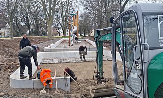 An dieser Stelle auf dem Höxteraner Wall entsteht im Moment ein Themen-Spielplatz für die kleinen Besucher der Landesgartenschau. - Yannick Sonntag
