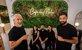 Ab dem 1. Juli wird Candogan Gündogdu (v. r.) das "Café de Mola" übernehmen - mit dabei sein neu aufgestelltes Team: Ibrahim Aytas (v. l)., Nergiz Celikel, Ahmet Celikel und Dicle Baykara. - Mike-Dennis Müller / www.mdm.photo