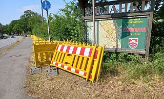 Ab Montag wird die Bünder Straße ab der Adlerstraße bis zum Kreisel an der Eilshauser Kirche gesperrt. Die Absperrelemente stehen schon bereit. - Björn Kenter