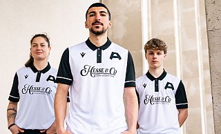 Rieke Tolkmitt (Spielerin der DSC-Frauenmannschaft), Nassim Boujellab (DSC-Profi) und Fabio Böhl (Spieler der U16, v.l.) präsentieren das Sondertrikot für das Spiel gegen Rot-Weiss Essen. - Arminia Bielefeld