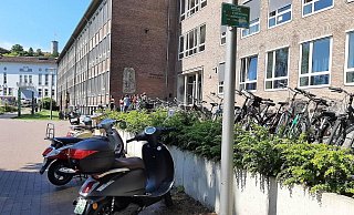 Kein Platz fürs Vespas und Co.: Auch vor dem Gymnasium am Waldhof am Park der Menschenrechte bekamen Rollerfahrer immer wieder Knöllchen. - NW