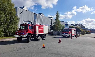 Die Feuerwehr musste in der Otto-Hahn-Straße auf dem Dach löschen. Foto: Feuerwehr Hövelhof - Feuerwehr Hövelhof