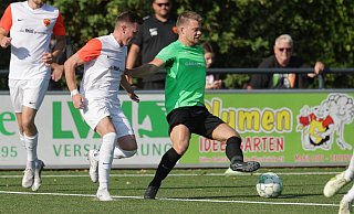 Der TuS Lohe hatte gegen Detmold nicht die geringste Chance. Thomas Stirz (Detmold), Dominik Flaake (Lohe). - Benjamin Bueschenfeld | benjamin@sportfoto-owl.de
