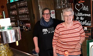 Stefanie (l.) und Christel Poesze haben in der Gaststätte manche Stunde hinterm Tresen gestanden - wobei die Mutter ihren eigentlichen Platz in der Küche hatte. - Meiko Haselhorst